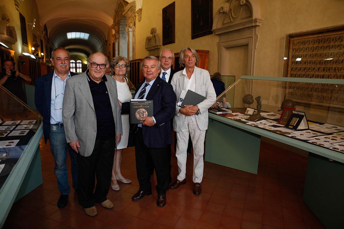 Inaugurazione della mostra di medaglie di Bucci, Biblioteca Classense, Ravenna 2015. Da sinistra: Luigi Callegari (Fondazione Cassa di Ravenna), Duilio Donati, Claudia Giuliani (direttrice della Biblioteca), Giannatonio Mingozzi (vicesindaco di Ravenna), Pier Lorenzo Costa (curatore della mostra), Marcello Landi (dirigente del Liceo artistico di Ravenna)