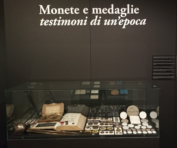 Uno scorcio della sezione numismatica allestita nella mostra "Napoleone, la Repubblica, le Repubbliche" a San Marino fino al 4 settembre