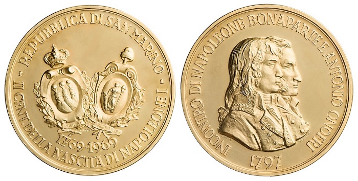 La medaglia in oro del 1969 modellata da Emilio Monti che ricorda i due secoli dalla nascita di Napoleone e l'incontro del Bonaparte con Antonio Onofri, diplomatico sammarinese