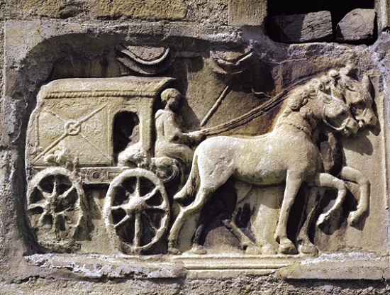 Bassorilievo romano raffigurante un carro del "cursus publicus", il sistema di comunicazioni postali che collegava tutte le province dell'Impero