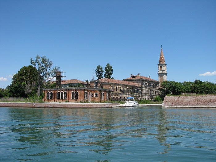 Il Lazzaretto Nuovissimo di Poveglia, dopo la dismissione come luogo di quarantena, divenne ospedale psichiatrico ed è oggi uno dei luoghi più misteriosi e meno noti della Laguna