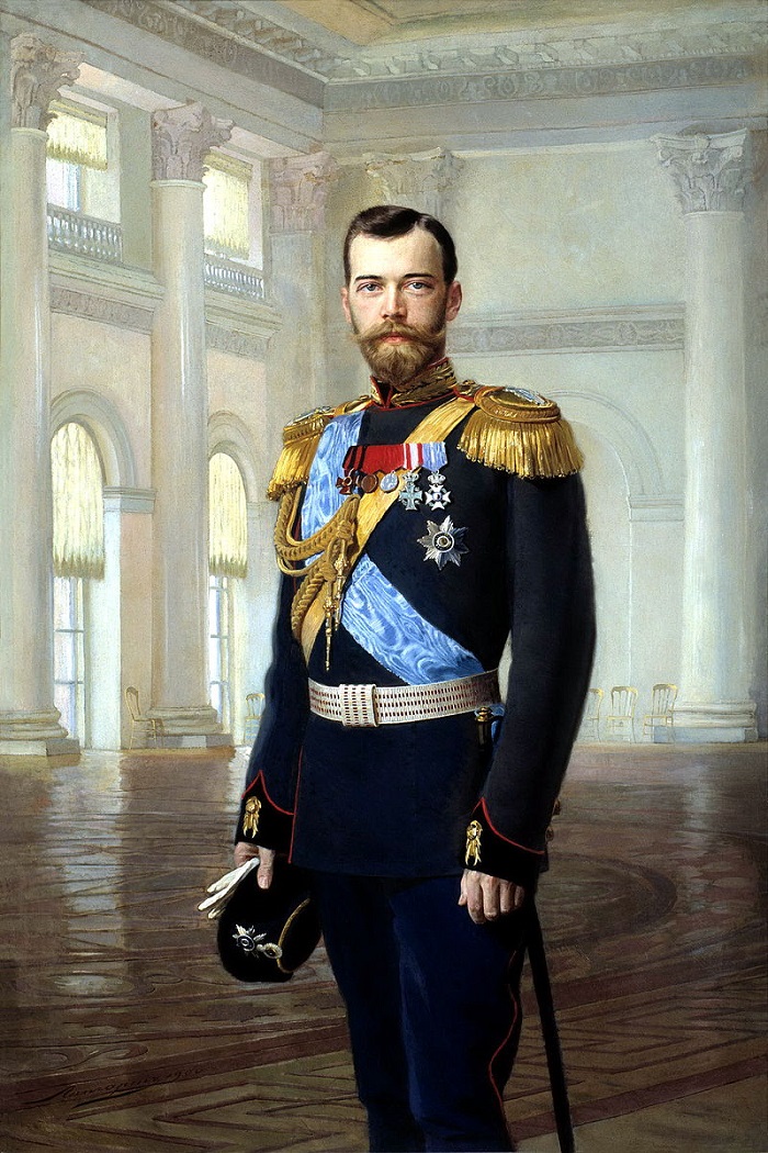 Lo zar Nicola II Romanov in un ritratto ufficiale: sul trono dal 1896, abdicherà nel 1917 per essere poi trucidato, con la famiglia, dai rivoluzionari nel 1918