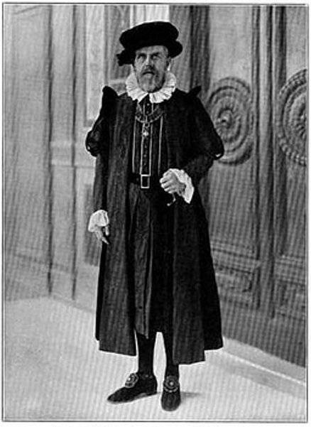 Il marchese Camillo Serafini in una rarissima immagina in abito di gala di foggia rinascimentale, lo stesso con cui Mistruzzi lo immortalerà in medaglia