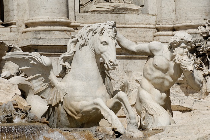 Un tritone tiene a freno un cavallo alato: ecco il dettaglio scultoreo di Fontana di Trevi che ha ispirato il rovescio della 10 euro italiana modellata da Maria Angela Cassol