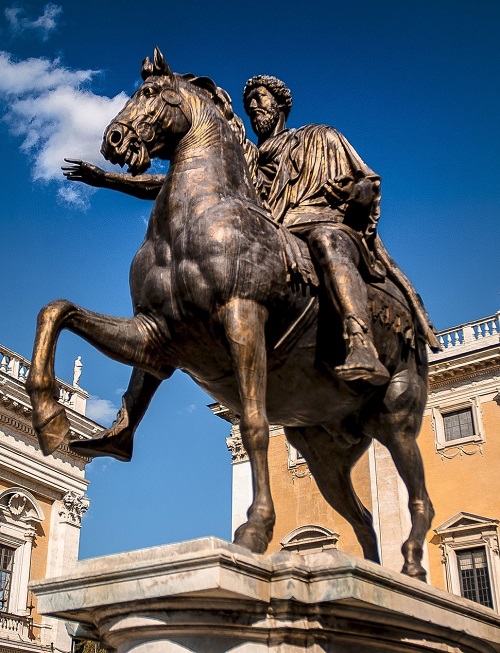 La perfetta copia in bronzo dorato della statua di Marc'Aurelio che oggi troneggia al centro della Piazza del Campidoglio: un'opera alla quale contribuì anche Guido Veroi