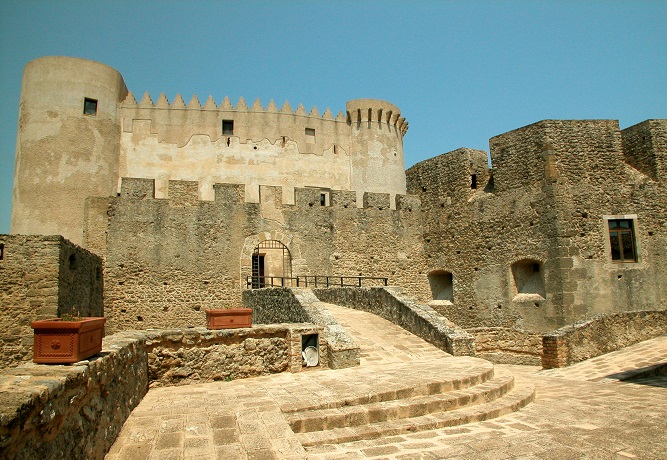 La "nave di pietra" di Santa Severina (Crotone) è dominata dal maestoso castello