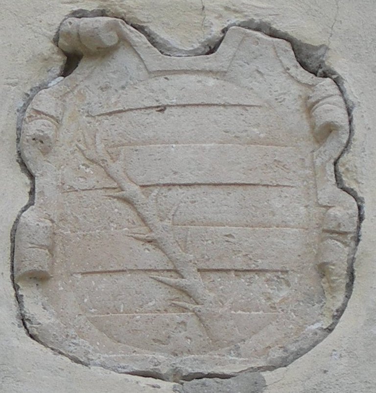 Santa Severina (Crotone), stemma su pietra dei Carafa “della Spina” posto sulla facciata della Chiesa di san Francesco