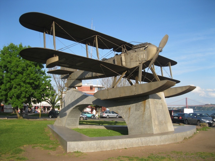 Il monumento eretto a Lisbona per ricordare il primo volo attraverso l'Atlantico meridionale compiuto dai piloti Coutinho e Cabral nel 1922
