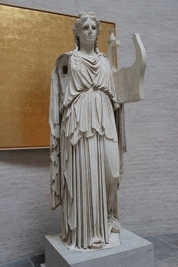L’Apollo Barberini, opera dello scultore Scopas e oggi conservato a Monaco, è una copia identica a quella che era posta all’interno del tempio di Apollo Palatino e che appare sul denario augusteo