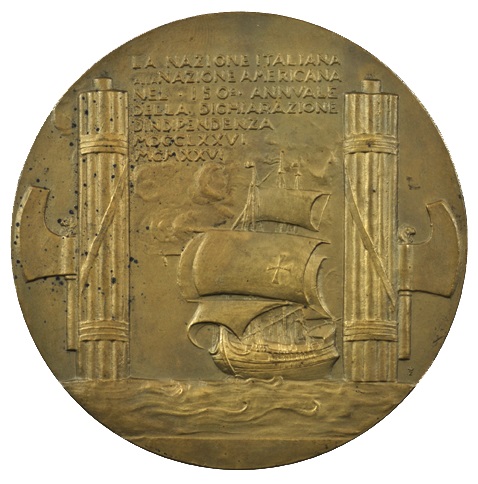 Al rovescio di questa particolare medaglia fascista una delle caravelle di Cristoforo Colombo tra i simboli del nuovo regime e le parole del duce