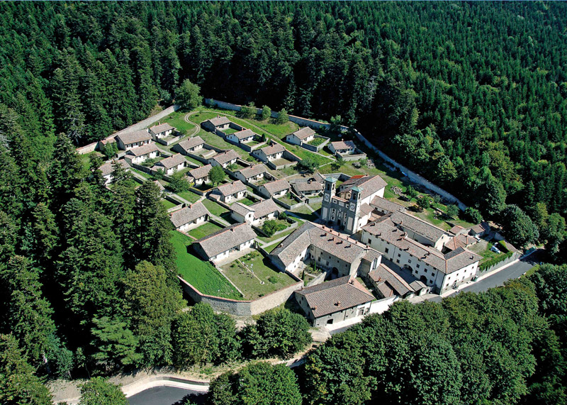 Il Sacro eremo di Camaldoli, in provincia di Arezzo, rappresenta un complesso storico e monumentale di grande fascino, visitato ogni anno da migliaia di pellegrini