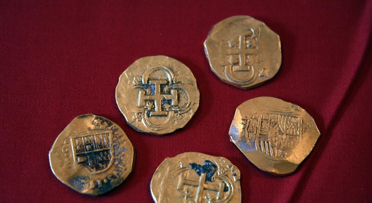 Alcune delle monete riemerse dai fondali sardi dopo la segnalazione di un turista tedesco: un esempio di senso civico che tutti dovrebbero seguire per la tutela del patrimonio