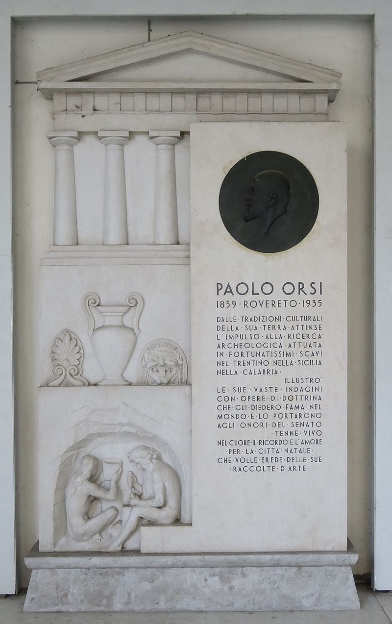 Il monumento eretto a Rovereto all'archeologo e numismatico Paolo Orsi, collezionista e funzionario statale esempio per generazioni di studiosi