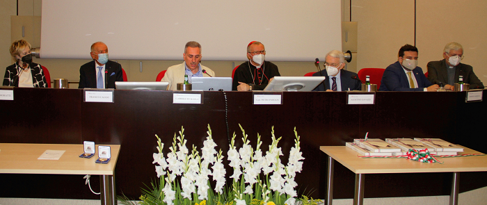 La presentazione della medaglia il 28 maggio 2022 a Desio: al centro il maestro Gabriele Di Maulo, al suo fianco il cardinale Pietro Parolin, segretario di Stato vaticano