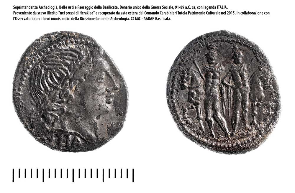 Dal Portale numismatico dello Stato, la scheda fotografica del denario, unico, con legenda ITALIA coniato durante le Guerre sociali (91-89 a.C.) e recuperato nel 2015 dopo essere illegalmente entrato sul mercato a seguito di scavo clandestino