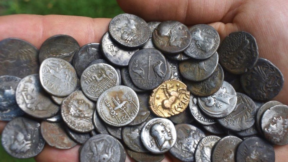 Denari imperiali, repubblicani, monete dell'antica Anglia: 748 esemplari occultati nel I secolo che, in termini di potere d'acquisto, equivalevano all'epoca a più di due anni di paga di un legionar