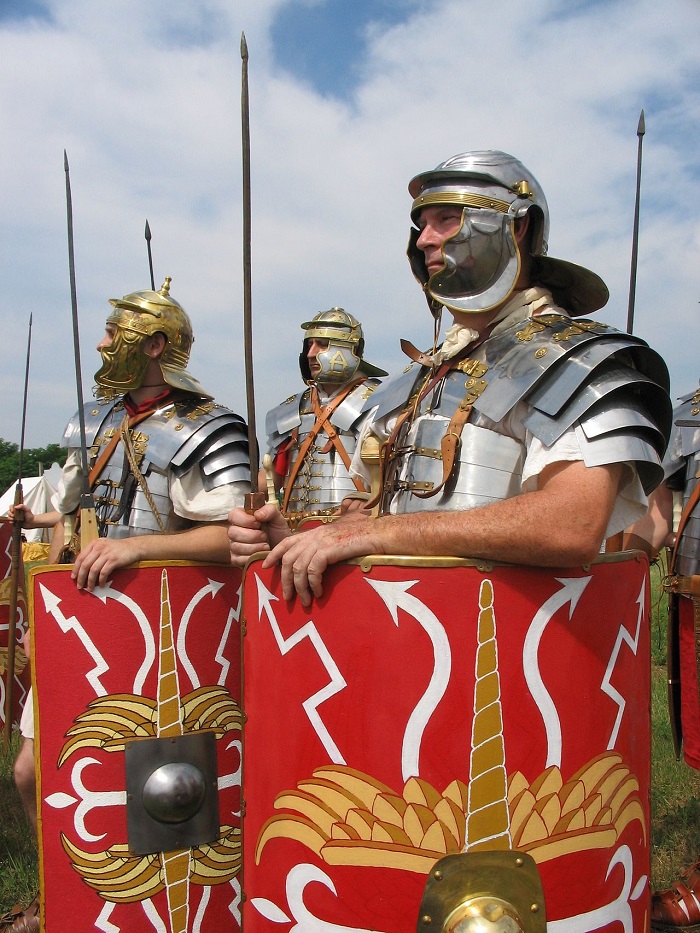 Le legioni, formidabili macchine da guerra, rappresentarono lo strumento di penetrazione di Roma in regioni lontane e l'arma con cui controllare le popolazioni locali