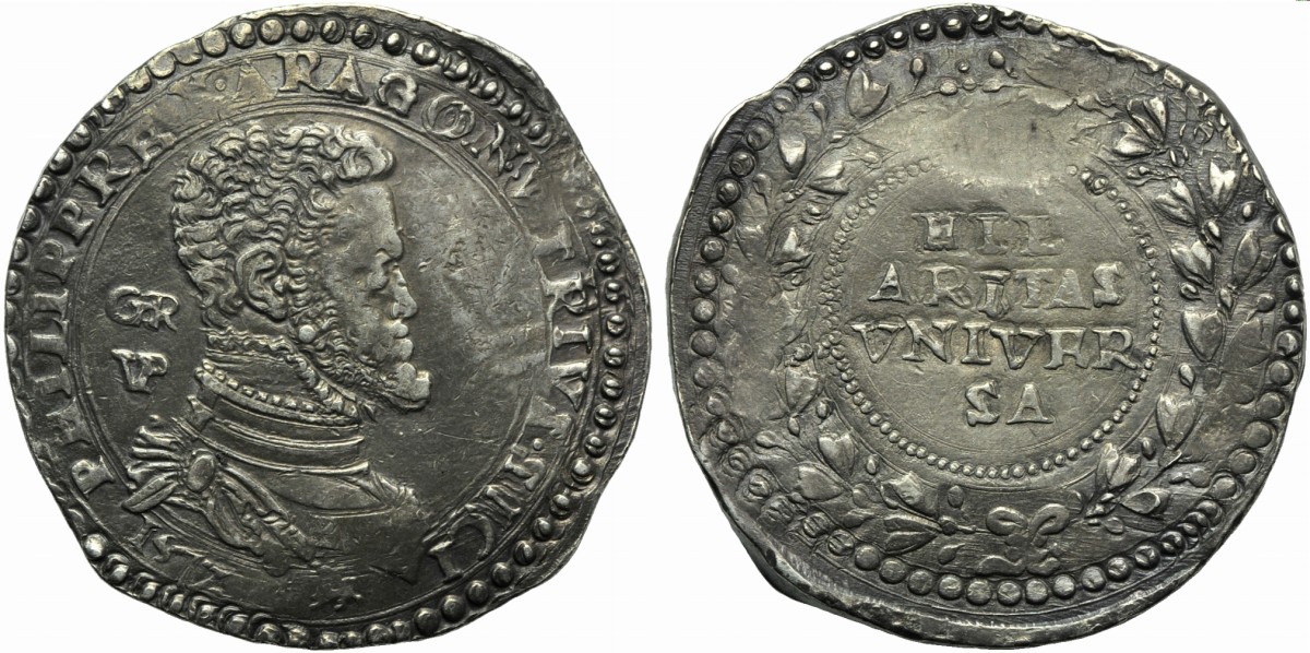 Un raro esemplare di ducato coniato a Napoli a nome di Filippo II di Spagna con al rovescio la legenda latina HILARITAS VNIVERSA, "inno alla gioia" per la coniazione di questo massimo modulo in argento