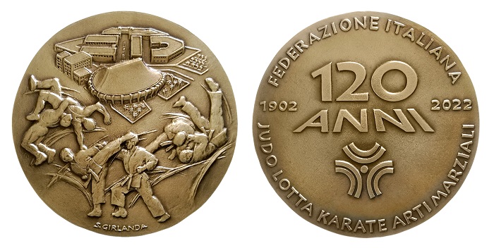 La medaglia per i 120 anni della FIJLKAM, opera di Silvia Girlanda (bronzo patinato, 60 mm) coniata dalla ditta fiorentina Picchiani & Barlacchi