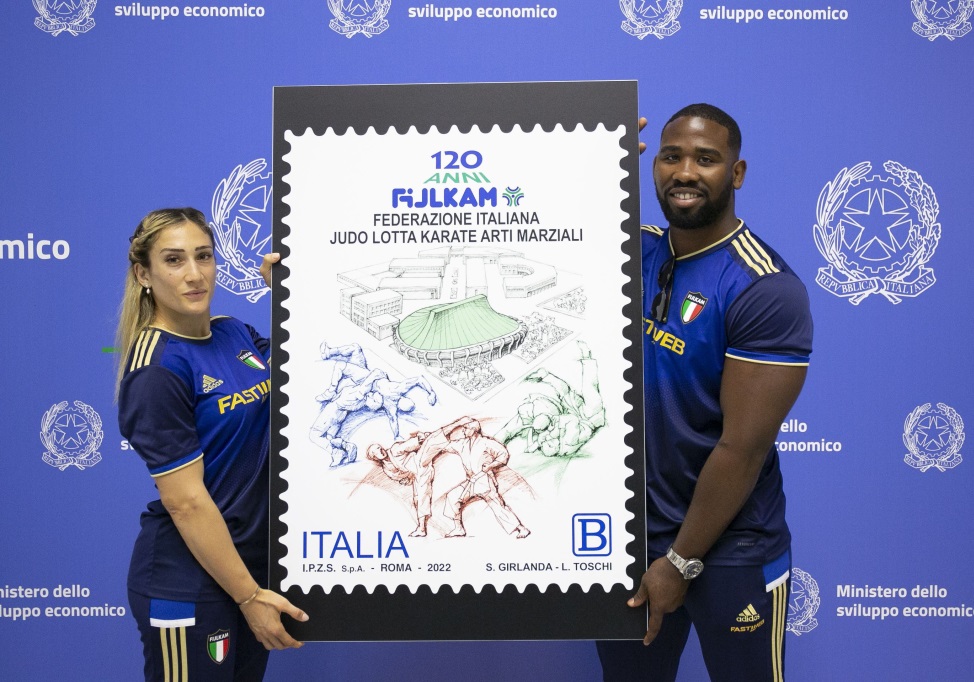 Maria Centracchio e Abraham Conyedo (medaglie di bronzo all’Olimpiade di Tokyo 2020) con una gigantografia del francobollo FIJLKAM