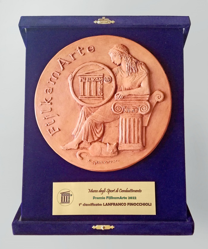 Il Premio FijlkamArte 2022 per il primo classificato (medaglia in terracotta di Silvia Girlanda, mm 170)