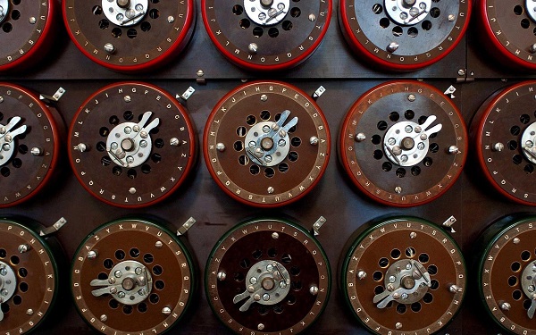 Centinaia di dispositivi elettromeccanici collegati permettevano il funzionamento di "Bombe", la macchina decrittatrice ideata da Alan Turing e usata per forzare i codici di "Enigma" durante la guerra