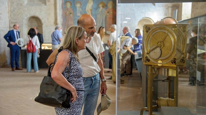Visitatori che ammirano preziosi strumenti scientifici esposti a Gubbio nella mostra per il 6° centenario della nascita del primo duca di Urbino, Federico da Montefeltro