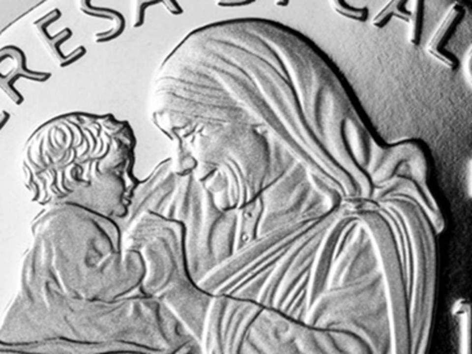 Madre Teresa di Calcutta sorridente abbraccia un bambino: un'immagine simbolo di una vita intera al servizio "dei più poveri fra i poveri"