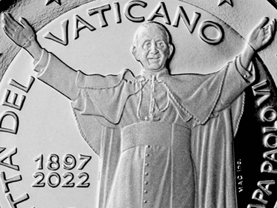 Un Paolo VI colto nell'abbraccio al mondo intero campeggia sui 2 euro vaticani in emissione il 6 settembre prossimo
