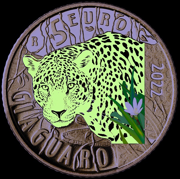 Così appare, al buio, la 5 euro proof Mondo sostenibile dedicata al giaguaro: fluorescente in verde sulla figura dell'animale, in violetto sullo sfondo e sulla data