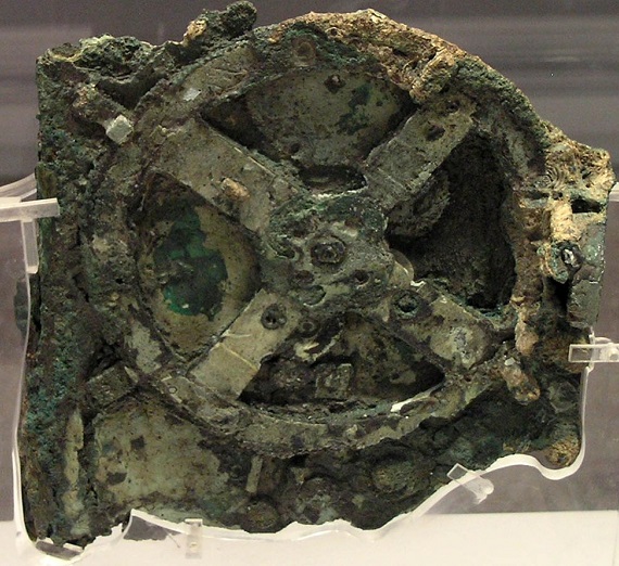 Il più grande dei tre frammenti ricostruiti del meccanismo di Antikythera esposto al Museo archeologico di Atene: un esempio incredibile di abilità ingegneristica dell'età classica