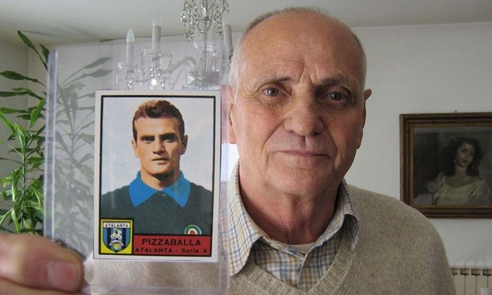 Pier Luigi Pizzaballa, storico portiere dell'Atalanta, classe 1939, posa con la figurina che lo ritrae nel campionato 1963-64 e che rappresenta la rarità top nella lunga storia delle raccolte Panini