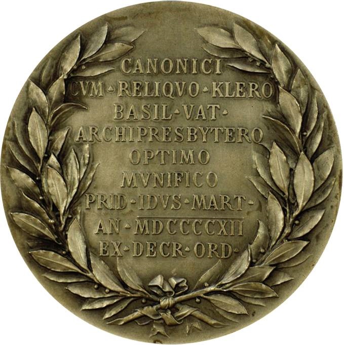 Al rovescio della medaglia, coniata nel 1912, un'iscrizione celebrativa dei venticinque anni dall'ammissione al Sacro collegio