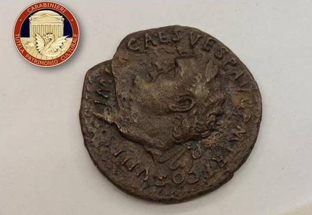 Una delle 78 monete imperiali, medievali e moderne sequetrate dai Carabinieri del TPC della Campania e oggetto dell'indagine che ha portato all'obbligo di dimora per il soprintendente