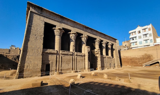 Il tempio di Khnum nella città di Esna, in Egitto: dagli scavi archeologici in corso nella zona sono state rinvenute le monete in oro e in argento, i coni e i pesi che lasciano pensare a un'attività di zecca