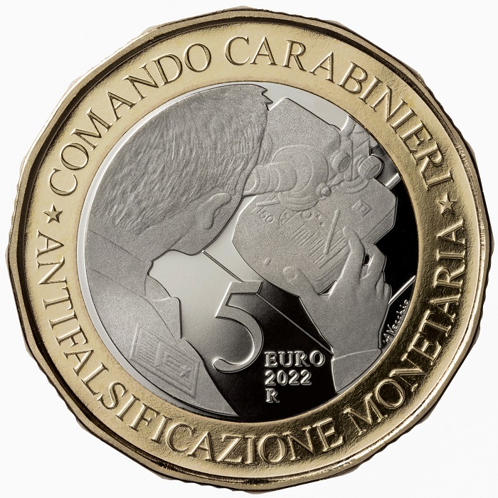 Sono 4000 gli esemplari di questa commemorativa bimetallica sul cui rovescio un carabiniere è effigiato mentre analizza al microscopio una banconota sospetta