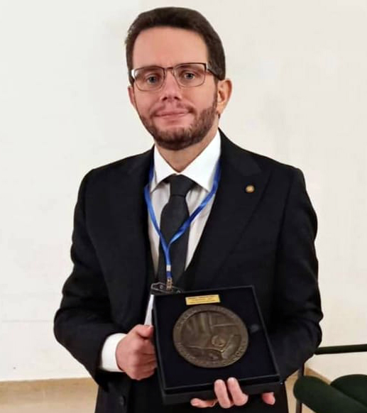 Luca Lombarti con la medaglia del Premio "Biblionumis" che viene conferito annualmente a figure che si sono distinte nel progesso degli studi numismatici