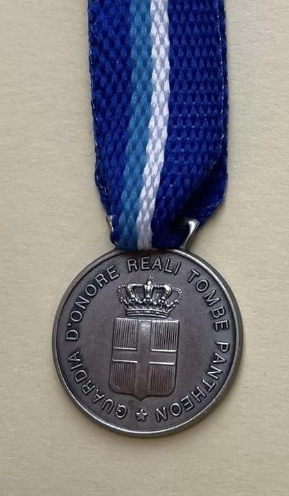 La medaglia in argento conferita a Loredana Pancotto a riconoscimento della sua carriera artistica
