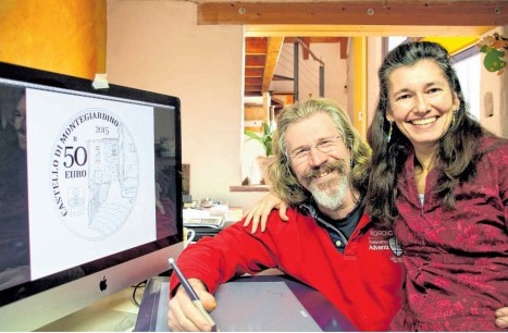 Arno Ludwig nel suo studio di design insieme alla moglie Vera: qui lo vediamo al lavoro sul disegno dei 50 euro in oro sammarinesi del 2015