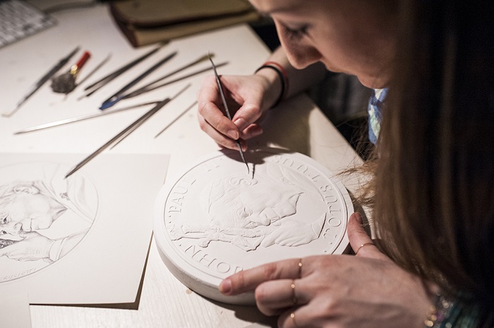 Mariagela Crisciotti ha già modellato per lo Stato della Città del Vaticano numerose monete e medaglie ufficiali, diventando una delle artiste di zecca più attive degli ultimi anni per la Santa Sede