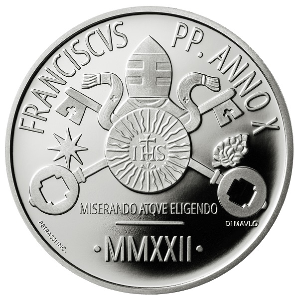 L'araldica di papa Bergoglio sul dritto della moneta: uno stemma scomposto nei suoi elementi, dalla forte modernità e simmetria