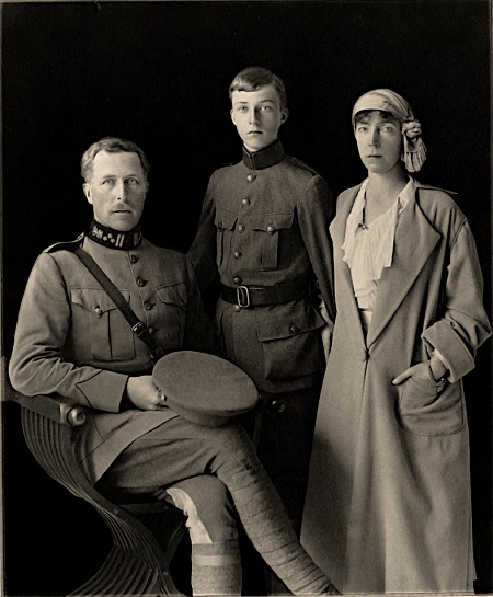 Alberto del Belgio con la moglie e il figlio in una famosa foto scattata durante l'occupazione del paese da parte dell'Impero tedesco