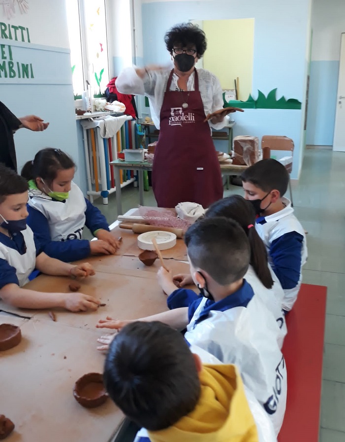 Maria Carmela Colaneri in un'inedita versione di "maestra" di ceramica (e numismatica) con gli allievi delle scuole primarie abruzzesi