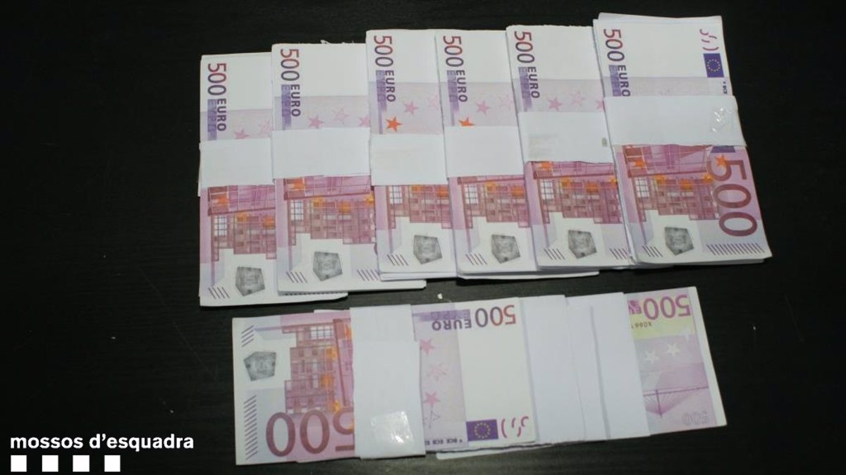 Mazzette di banconote contraffatte da 500 euro sequestrate dalla polizia regionale catalana nel corso dell'indagine che ha portato recentemente a dodci arresti e alla scoperta di una stamperia illegale