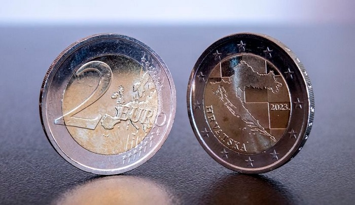 La scacchiera dello stemma nazionale fa da sfondo al profilo geografico della Croazia sulle monete bimetalliche da due euro del paese balcanico (foto: Banca nazionale di Croazia)