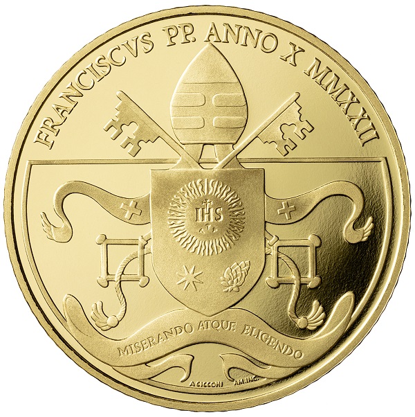 L'araldica di papa Francesco sul dritto dei 200 euro in oro proof che aprono la serie di monete dedicate al Giubileo 2025: con perfetto equilibrio, simboli e iscrizioni sono composti in un profilo geometrico