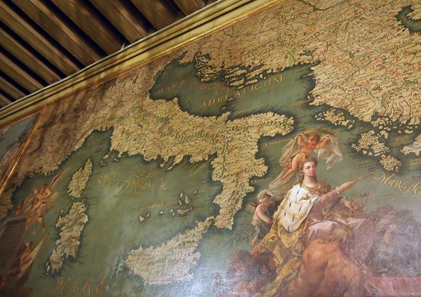 La Sala dello Scudo con le mappe dei possedimenti veneziani e dipinti, voluti dal doge Marco Foscarini nel 1762, che celebrano le scoperte dei navigatori della Serenissima