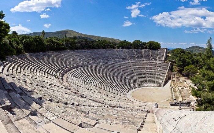 L'antico Teatro di Epidauro in tutta la sua maestosa armonia: un capolavoro senza tempo