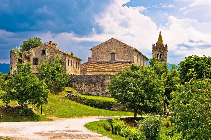 Hum, in Croazia, il più piccolo centro abitato al mondo a potersi definire "città" per le sue mura, il suo antico governo, le sue leggi: è stata scelta come soggetto di una moneta da record per l'addio alla kuna