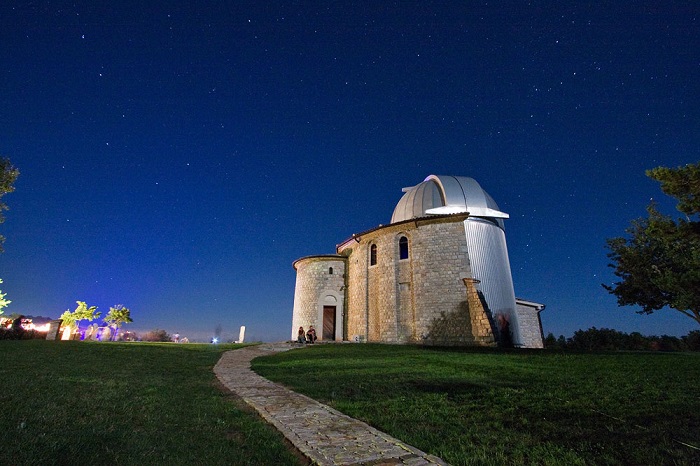 Una suggestiva veduta notturna dell'Osservatorio astronomico di Višnjan che la Croazia celebra con un'oncia d'oro da 1000 kuna emessa il 5 dicembre in soli 199 pezzi in confezione "stellare"